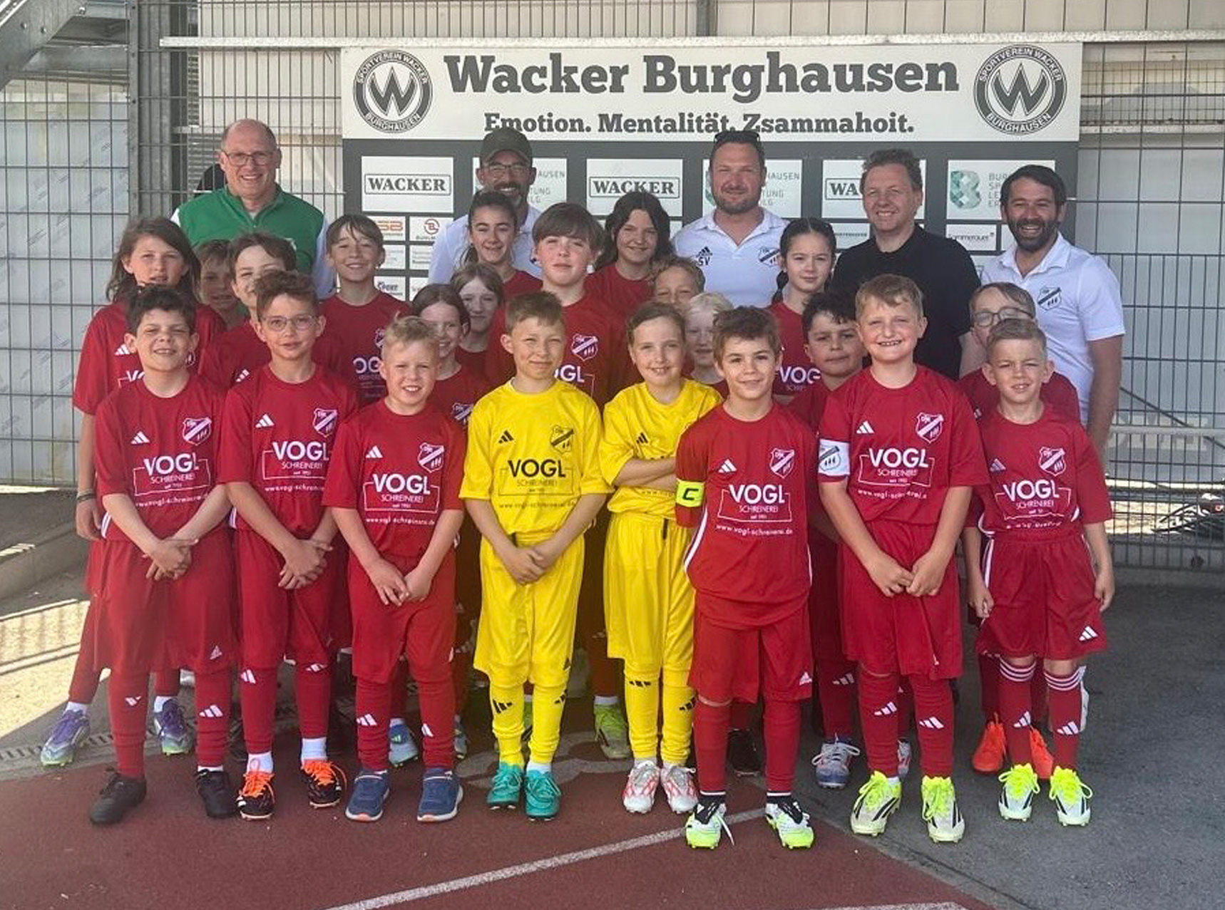 Neue Trikots für die F- und E-Jugend der DJK Thanndorf